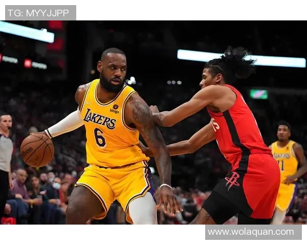 火箭队与小牛队季后赛第三场激战回顾与精彩瞬间分析