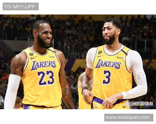 詹姆斯领衔湖人对决爵士球队展现NBA激烈竞争与精彩瞬间